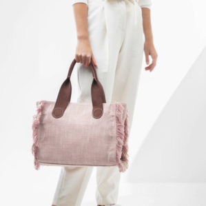 De Belle Large totebag in Soft Pink van A&O is vrouwelijk, stijlvol en een tikkeltje stoer.