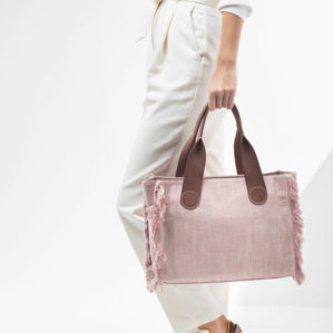 De Belle tote bag van Aprilandoctoberbags in Soft Pink is heel stijlvol.
