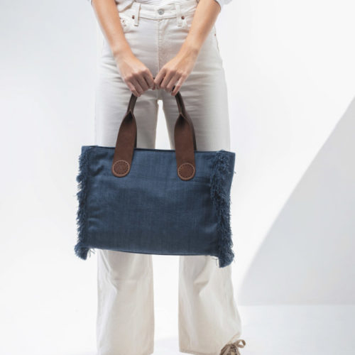 De Aprilandoctober tote bag in Blue Jeans uni kan ook mooi voor je vast gehouden worden.