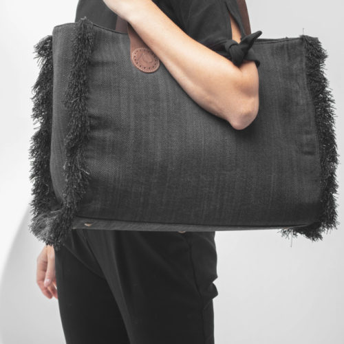 Of draag deze April&October bag Large in Black Jeans eens over je schouder, ook leuk!