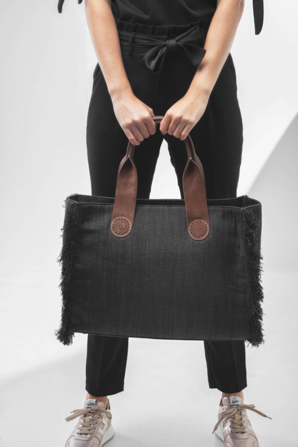 Ook kan je de Belle Large in Black Jeans voor je houden als een stoere tote bag.