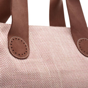 Let vooral op de prachtige en stijlvolle afwerking van deze Belle tote bag in Soft pink.