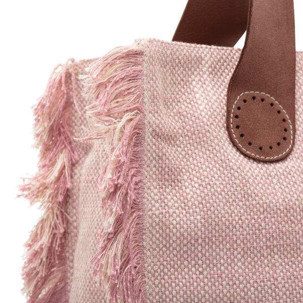 Deze stoere franjes van de Belle Large in Soft Pink zijn een tikkeltje eigenwijs.
