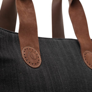 Wie oog voor detail heeft, ziet het prachtige logo van AprilandOcotberbags terug in de unieke gedraaide leren handvatten.