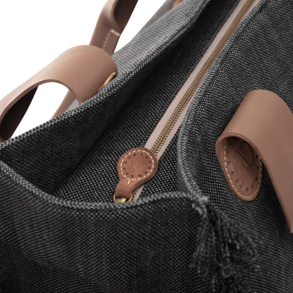 In een close-up is de April&October Belle Large in Black Jeans zeer kwalitatief afgewerkt. Let op de details.