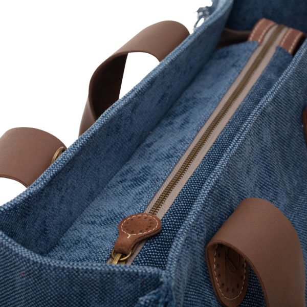 De Belle Large in Blue uni jeans is een tote bag met rits en met franjes.